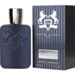 رایحه ابتدایی عطر با بوی نیمه شیرین و شاداب میوه ای مانند از مرکبات آغاز می شود که تلخی ملایمی از اسطوخدوس را نیز می توان در کنارش استشمام نمود. با گذر زمان حس شیرین قوی تر شده و چوب صندل و هل اضافه می گردند. رایحه میانی و پایه عطر رایحه ای نیمه شاداب، شیرین و متعادل از وانیل و تلخی ملایم و مشخصی از چوب صندل و هل می باشد که خوشبو و جذاب